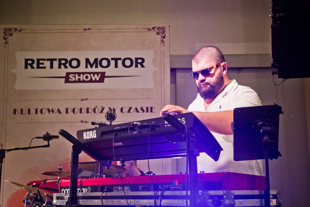 Zwiedzający na Retro Motor Show w Poznaniu
